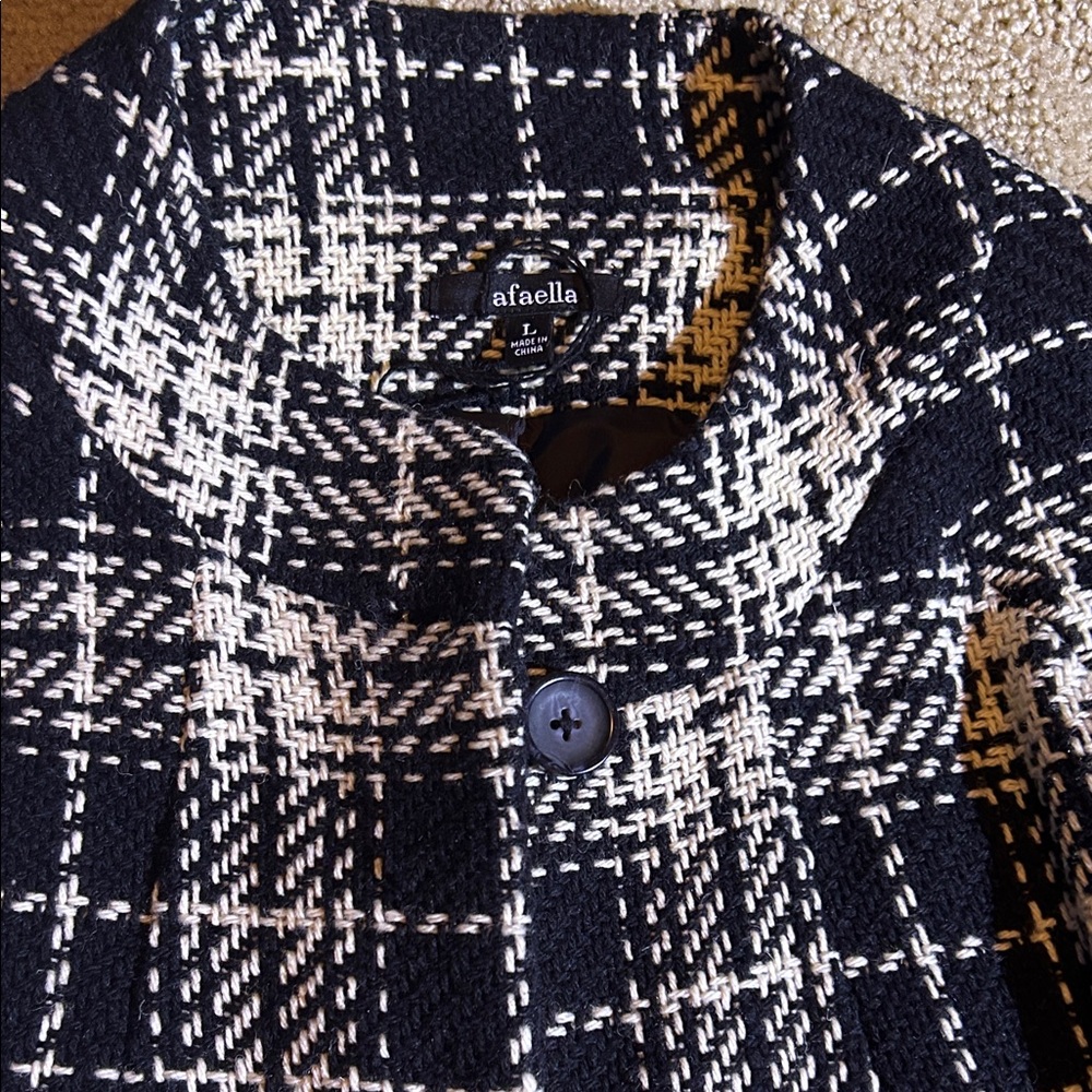 Elegant Black and White Plaid Women's coat great for the weather coming up - Picture 4 of 9